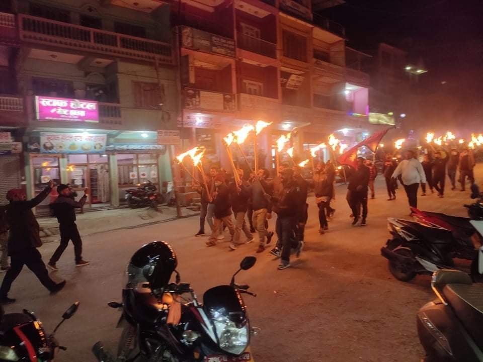 पर्वत जिल्लाको हातेमालो चोक बजारमा राष्ट्रघाती एमसीसी संझौता विरुद्धमा भब्य मशाल जुलुस संपन्न