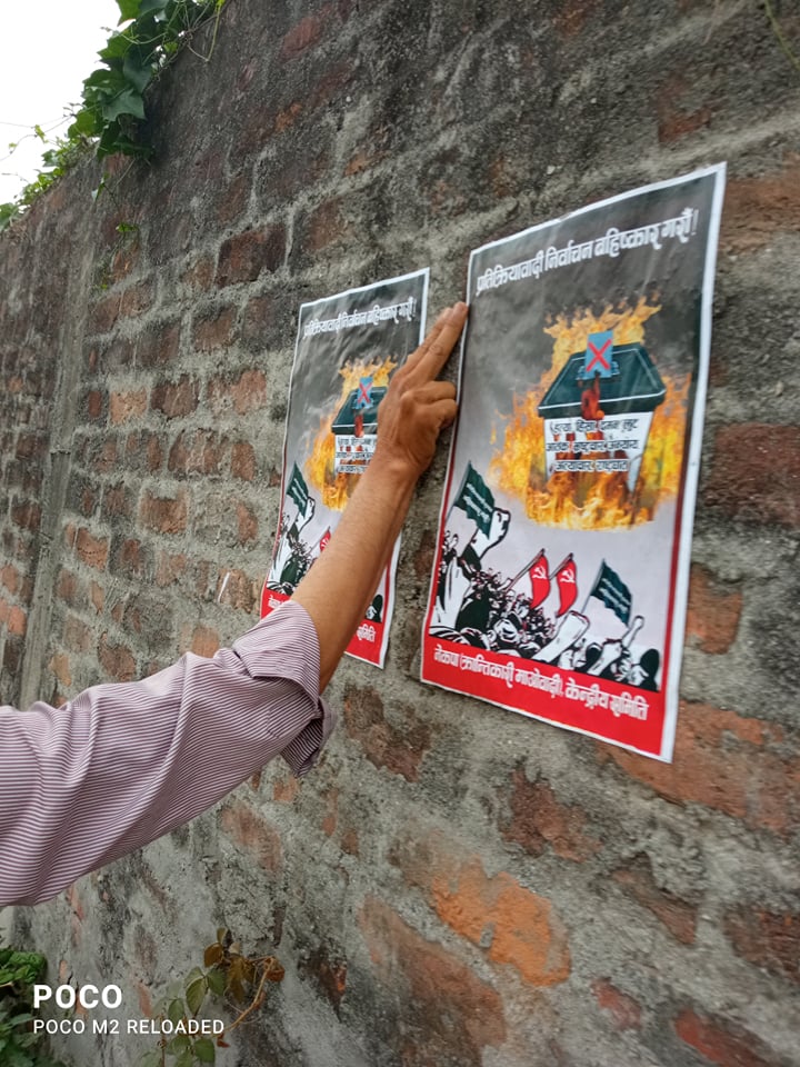 मोरङमा प्रतिक्रियावादी निर्वाचन बहिष्कारका पोष्टर टाँस्दै क्रान्तिकारी माओवादी