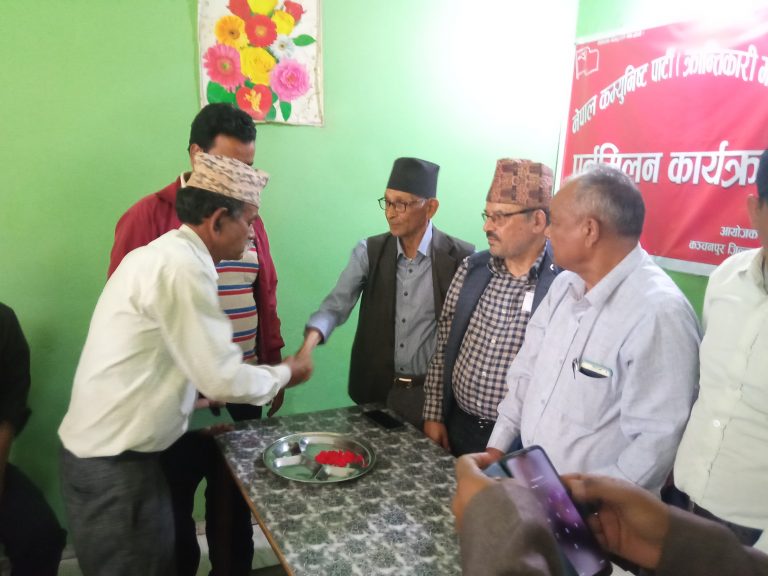 माओवादी केन्द्र परित्याग गर्दै दर्जनौ क्रान्तिकारी माओवादीमा ध्रुवीकृत, ‘क्रान्तिकारी र अवसरवादीहरुको पार्टी एउटै हुन सक्दैन : महासचिव किरण’