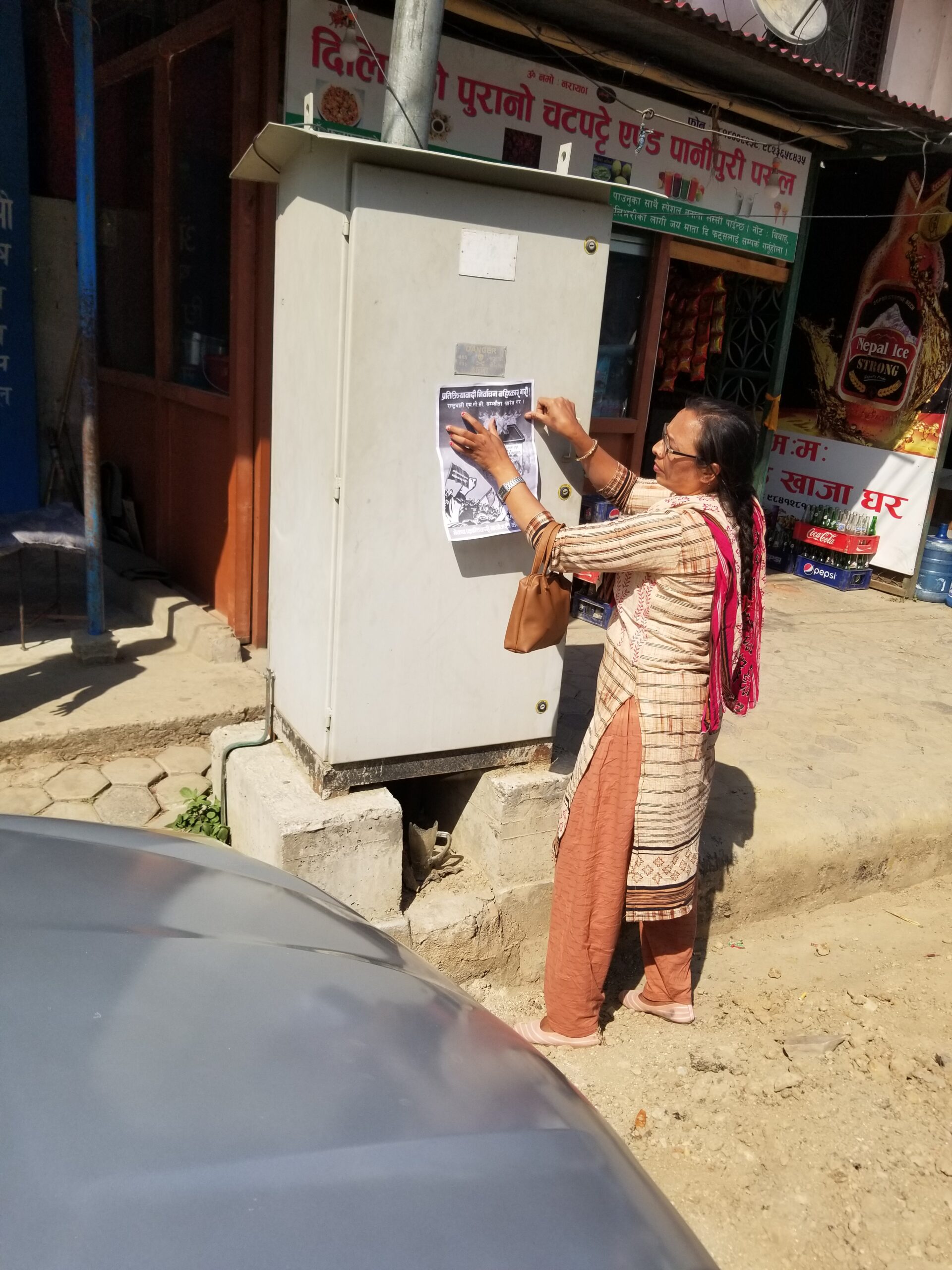 काठमान्डौंको बुढानिलकण्ठ क्षेत्रमा बहिष्कारका पोस्टरहरु टाँस्ने अभियान व्यापक रुपमा सञ्चालन