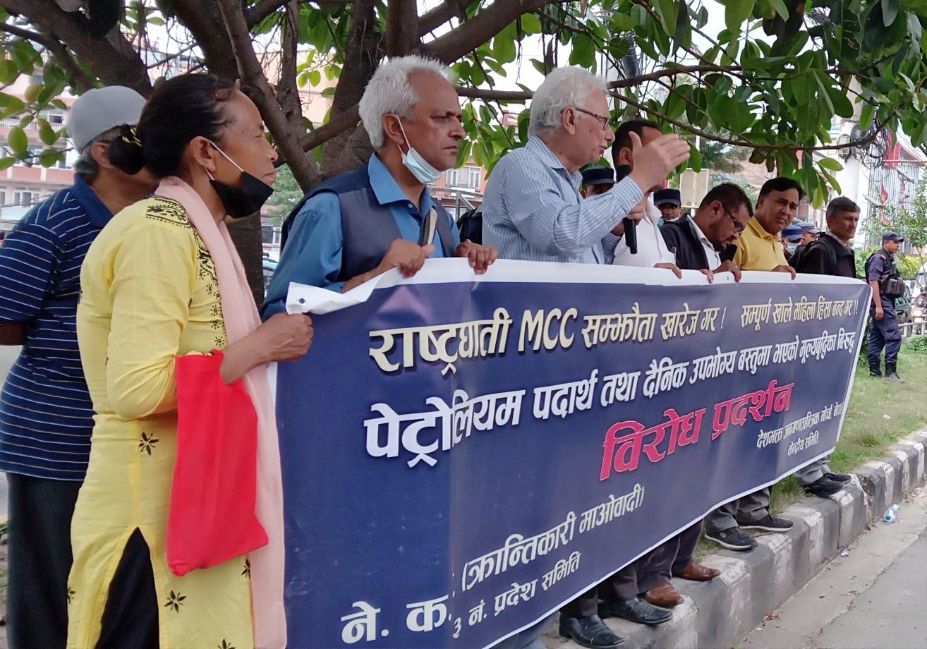 १० रुपैयाँ मात्रै होइन, पेट्रोलियम पदार्थमा सरकारले लगाएको सम्पूर्ण कर हटाउनु पर्छ : सीपी गजुरेल