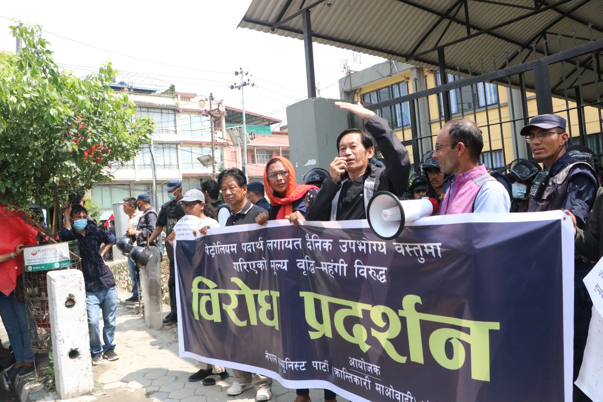 मूल्यवृद्धि र महंगीको विरोधमा उत्रिएका क्रान्तिकारी माओवादी निकट जवस–मोर्चाले निगमको गेटमा गरे विरोध प्रदर्शन (फोटोफिचर)
