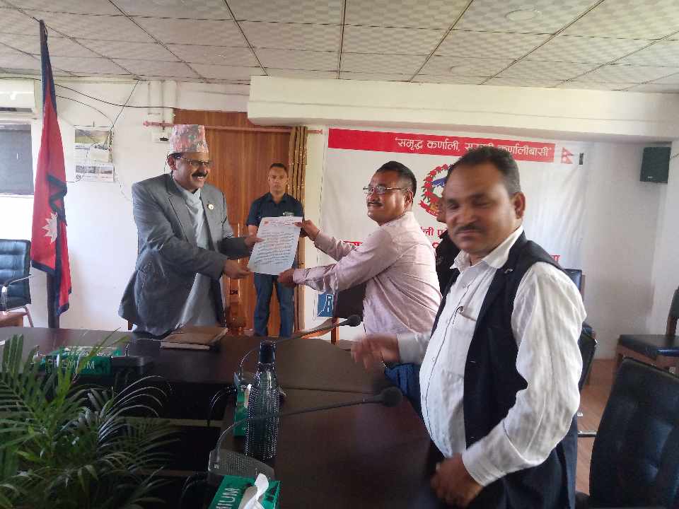 क्रान्तिकारी कम्युनिस्ट पार्टीले प्रदेश ६ का मुख्यमन्त्रीलाई बुझायाे ज्ञापनपत्र