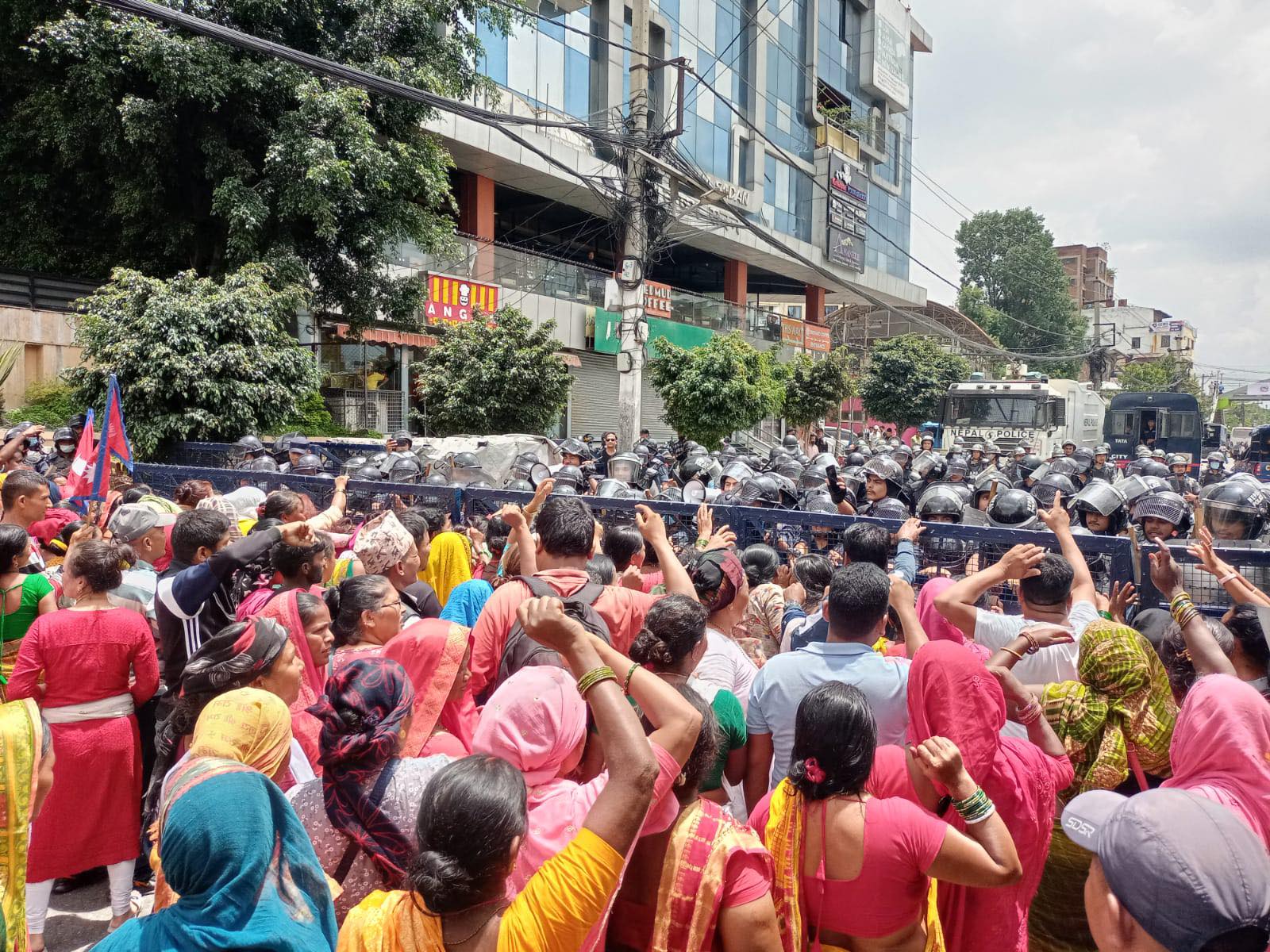 बानेश्वरमा लघुवित्त पीडित र प्रहरीबीच धकेलाधकेल, १७ जना प्रदर्शनकारी पक्राउ