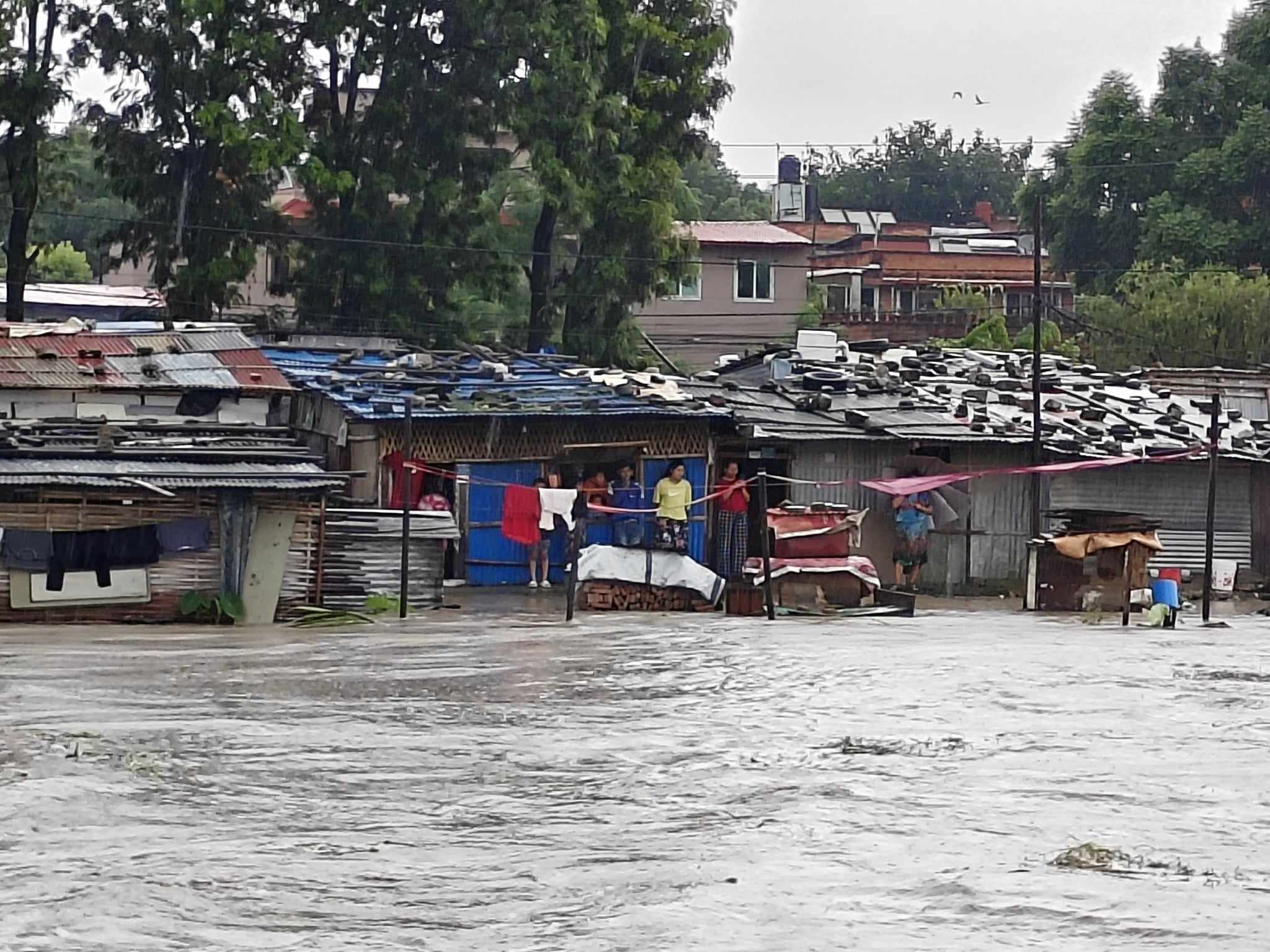 भीषण वर्षा र बाढीका कारण काठमाडौंमा नदी किनारका बस्ती डुवानमा (फोटोफिचर)