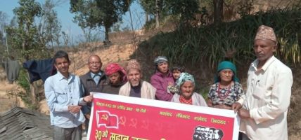 अमर शहीद कुन्ति महतको बुवा कृष्ण बहादुर महत र आमा देवीमाया महतलाई पार्टीव्दारा अभिनन्दन