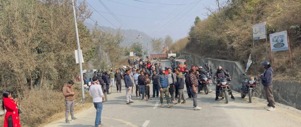 क्षतिपूर्ति दिने र सार्वजनिक यातायातको प्रभावकारी अनुगमन गर्ने सहमतिपछि यातायात सेवा संचालनमा