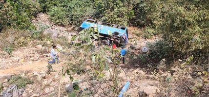 मदन भण्डारी लोकमार्गको उदयपुर खण्डमा यात्रुवाहक बस दुर्घटना, १५ जना घाइते