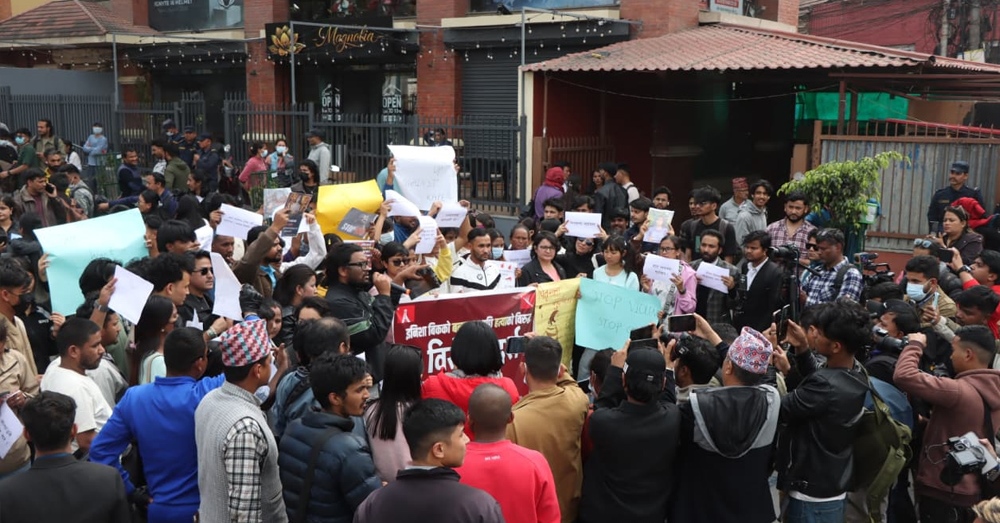 बलात्कारपछि हत्या गरिएकी इनिशा विकका हत्यारालाई कारबाहीको माग गर्दै प्रदर्शन बलात्कारपछि हत्या गरिएकी इनिशा विकका हत्यारालाई कारबाहीको माग गर्दै प्रदर्शन