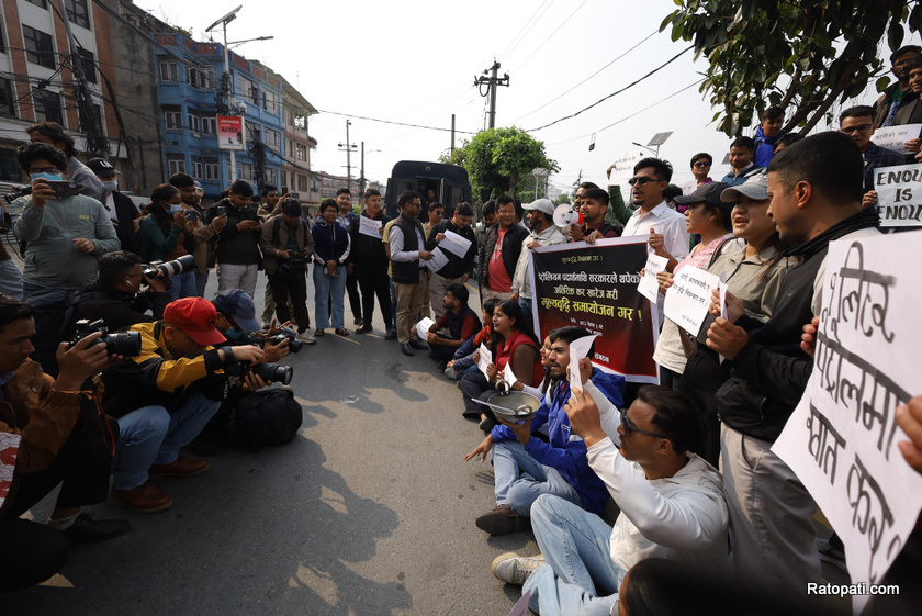 पेट्रोलियम पदार्थको मूल्यवृद्धि र महंगीका विरुद्ध संयुक्त विद्यार्थी संगठनको प्रदर्शन