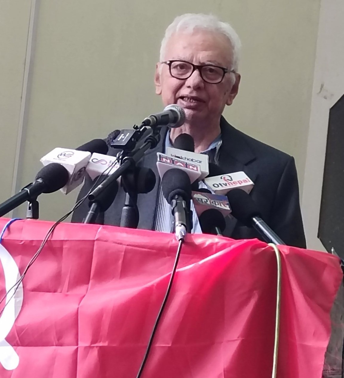 सरकार फासिवादी शैलीमा चलिरहेको छ : सीपी गजुरेल