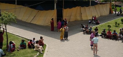 सुकुम्बासीहरुले होल्डिङ सेन्टर नछाड्ने, छाड्नै परे घर भत्काएकै ठाउँमा टेन्ट हालेर बस्ने सुकुम्बासीहरुले होल्डिङ सेन्टर नछाड्ने, छाड्नै परे घर भत्काएकै ठाउँमा टेन्ट हालेर बस्ने