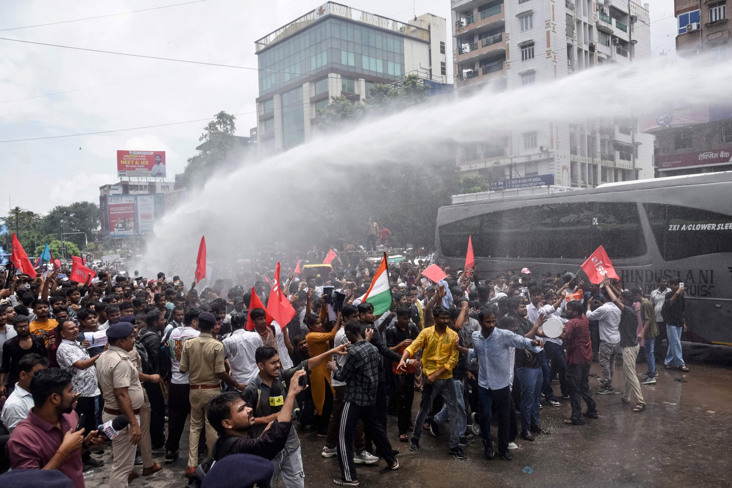 दिल्लीका १६ स्टेशन बन्दपछि कक्रोच पार्टीको कडा प्रतिक्रिया दिल्लीका १६ स्टेशन बन्दपछि कक्रोच पार्टीको कडा प्रतिक्रिया