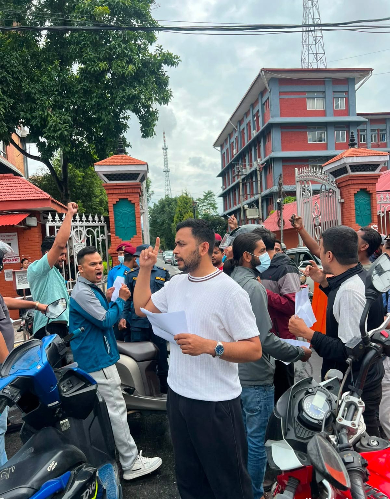 सिंहदरबार दक्षिण गेट अगाडि मोटरसाइकल पार्किङ गरेर एमाले अखिलको प्रदर्शन