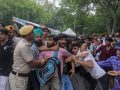 दिल्लीमा ककरोच पार्टीका कार्यकर्ता र सुरक्षाकर्मीबिच झडप, संसद्तर्फ बढे प्रदर्शनकारी दिल्लीमा ककरोच पार्टीका कार्यकर्ता र सुरक्षाकर्मीबिच झडप, संसद्तर्फ बढे प्रदर्शनकारी