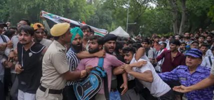 दिल्लीमा ककरोच पार्टीका कार्यकर्ता र सुरक्षाकर्मीबिच झडप, संसद्तर्फ बढे प्रदर्शनकारी दिल्लीमा ककरोच पार्टीका कार्यकर्ता र सुरक्षाकर्मीबिच झडप, संसद्तर्फ बढे प्रदर्शनकारी