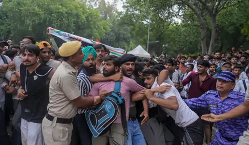 दिल्लीमा ककरोच पार्टीका कार्यकर्ता र सुरक्षाकर्मीबिच झडप, संसद्तर्फ बढे प्रदर्शनकारी दिल्लीमा ककरोच पार्टीका कार्यकर्ता र सुरक्षाकर्मीबिच झडप, संसद्तर्फ बढे प्रदर्शनकारी