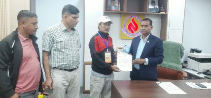 मूल्यवृद्धि फिर्ताको माग गर्दै क्रान्तिकारी युवा संघ नेपालले आयल निगममा बुझायो ज्ञापन पत्र