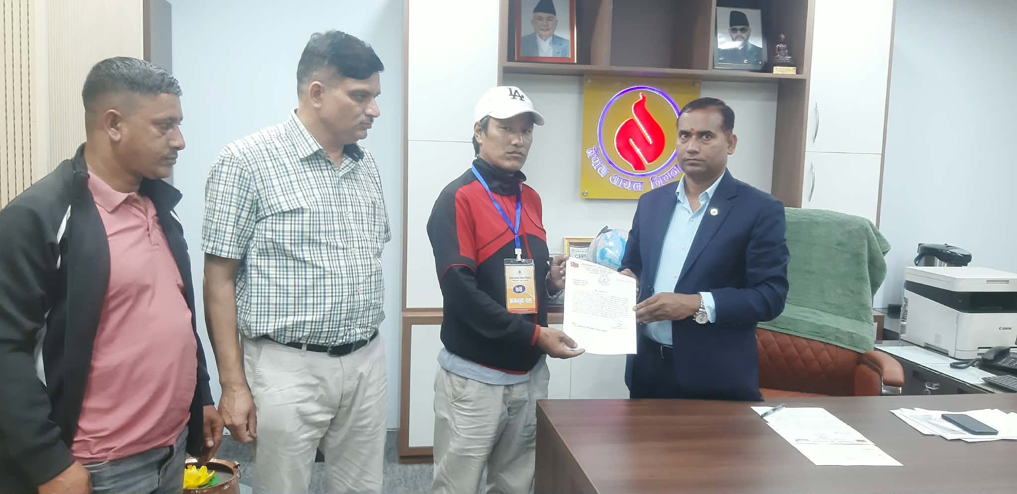 मूल्यवृद्धि फिर्ताको माग गर्दै क्रान्तिकारी युवा संघ नेपालले आयल निगममा बुझायो ज्ञापन पत्र