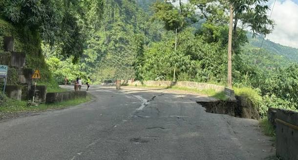 कृष्णभिरमा बाटो भासिएपछि पृथ्वी राजमार्ग चहलपलमा सुनसान