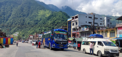 काठमाडौँको नागढुंगा चेकपोस्ट नजिक सडक भासियो, यातायात अवरुद्ध