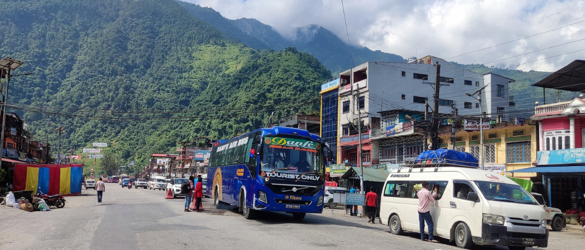 काठमाडौँको नागढुंगा चेकपोस्ट नजिक सडक भासियो, यातायात अवरुद्ध
